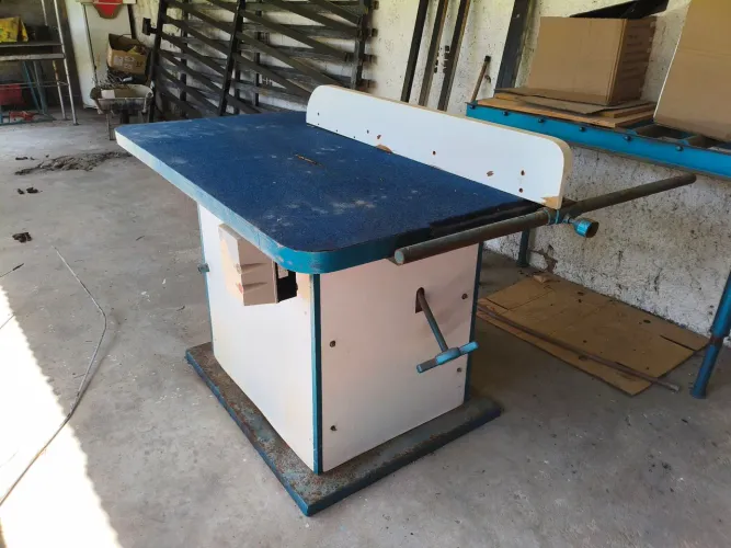 Máquina circular para marcenaria, com motor de 5 CV, chave termomagnética, R$:3.00,00