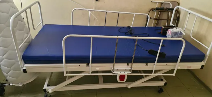 Cama hospitalar motorizada semi nova e em.bom estado.