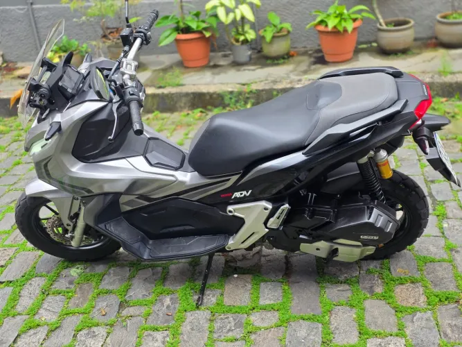 Vendo scooter ADV 150 22/23! Excelente estado! Único dono! 