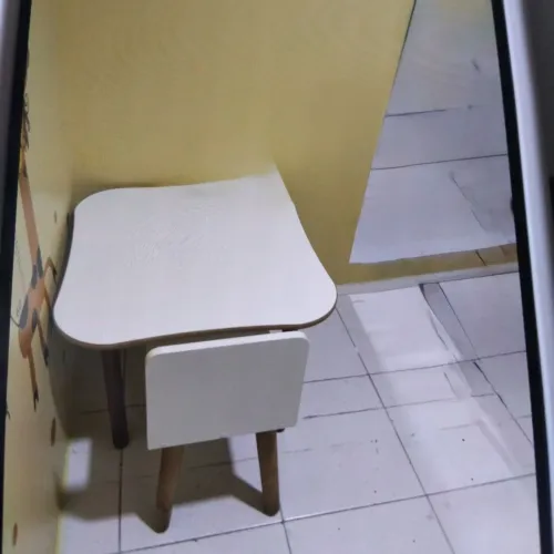 Mesa infantil de madeira e de plástico