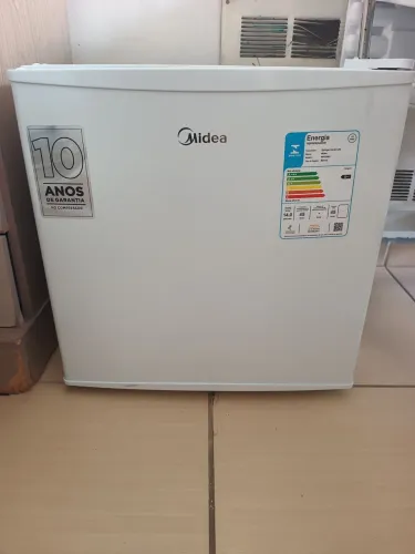 Frigobar semi novo!!