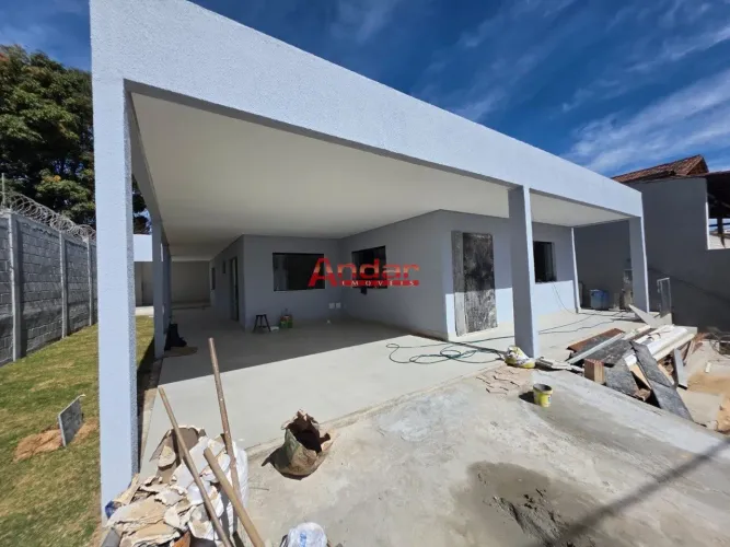 Casa de Alto Padrão com 3 Suítes, Closet e Garagem para 4 Carros em Contagem