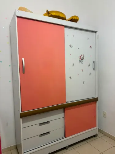 Vendo guarda roupa e cômoda em ótimo estado de conservação