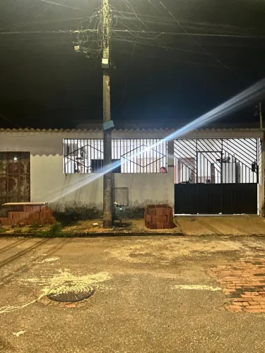 Vende-se casa no universitário 