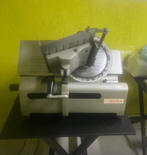 Cortador de frios semi novo