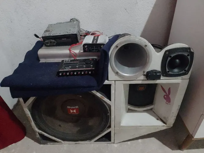 Vendo som de carro