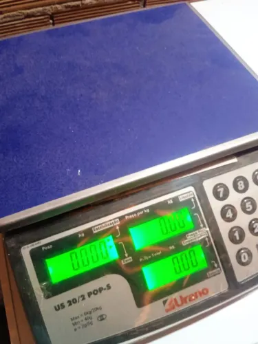 Vendo essa balança comercial semi nova