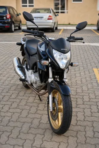 Honda CB 300R Preta | 32.652 km | Rodas Douradas | Linda Moto