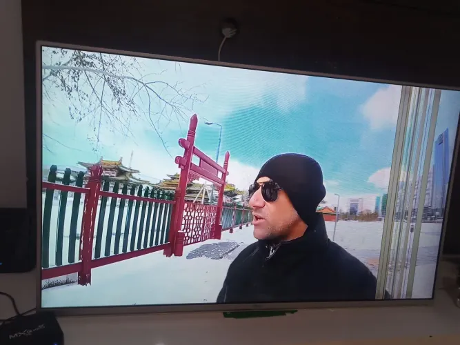 Entrego TV LCD 50 polegadas não é Smart tem detalhe na tela