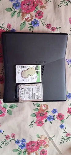 Xbox360 com defeito na memda placa e mais dois hd de 500gb por apenas 150 