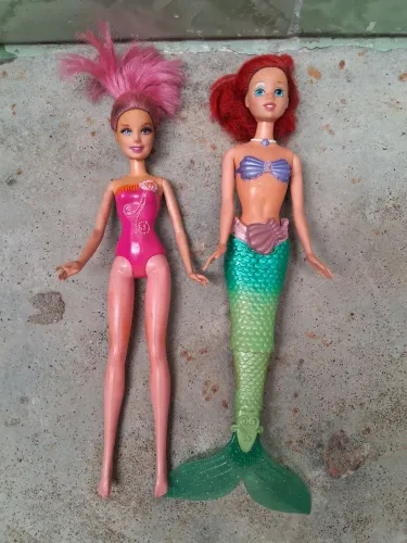 2 bonecas por 15 reais ( ariel + barbie)