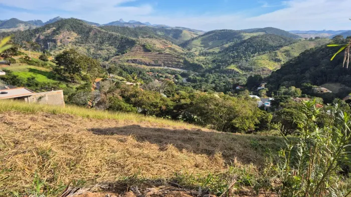 Localizado em condomínio com acesso muito fácil, o belo terreno com 1.250 m2 de muito bom