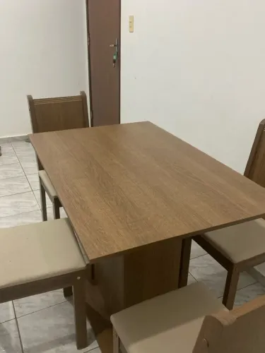 Mesa de jantar com 4 cadeiras