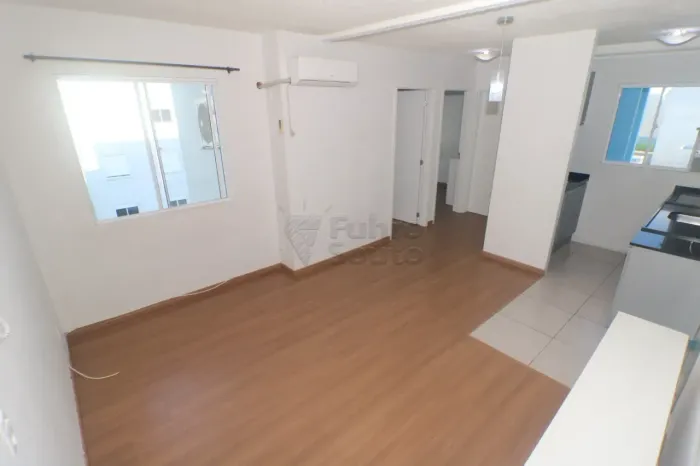 Apartamento semimobiliado com 2 dormitórios no Condomínio San Marco em Pelotas