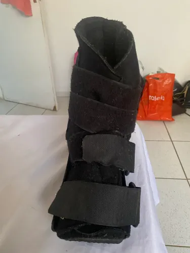 Muleta e bota ortopédica