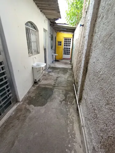 Bangu/Rio da Prata, alugo kitinet, 01 qto. cozinha, banheiro, área lavar, local tranquilo 