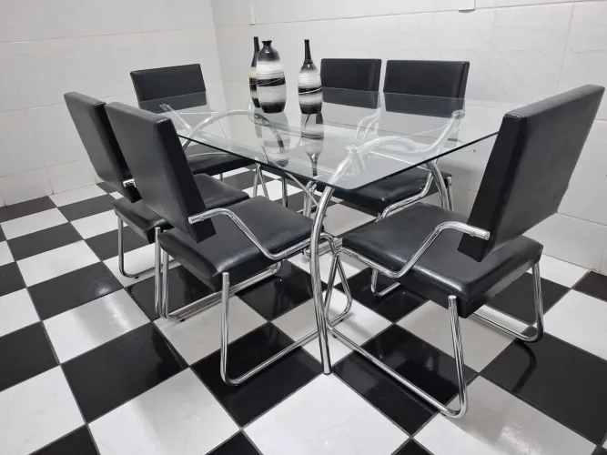 Mesa com 6 cadeiras 