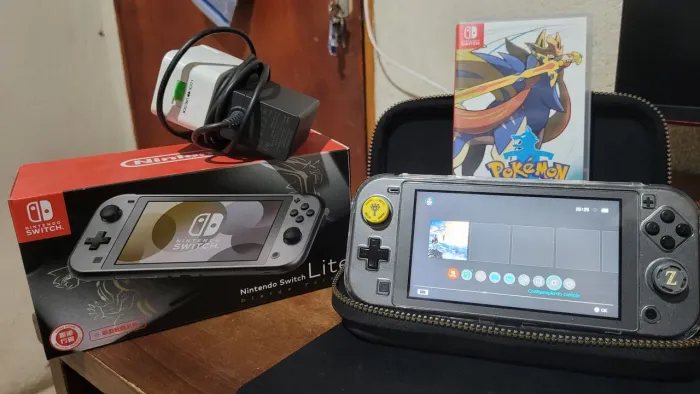 Nintendo Switch Lite Edição Pokémon Dialga & Palkia + Jogo e Acessórios