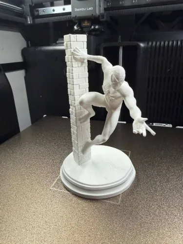 Estátua do Homem-Aranha Escalando a Parede
