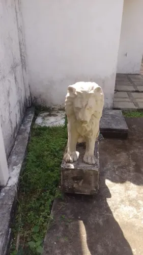 Leão de cimento