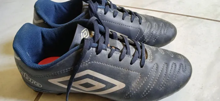 Chuteira Umbro de campo