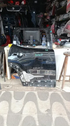 PORTA JEEP RENEGADE USADA ORIGINAL NA COR PRETA