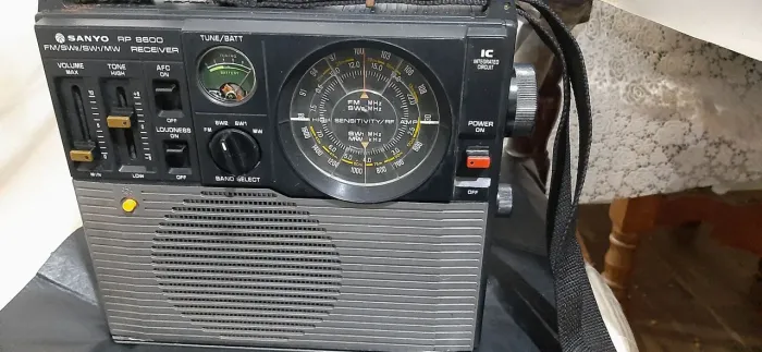 Rádio antigo sanyo 8600 pilha/Luz tudo funcionando