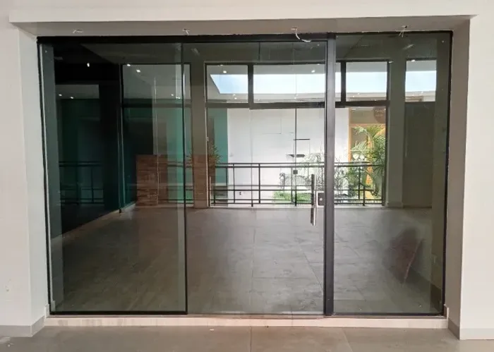 Porta de Vidro Temperado. Largura 3.6 metros, Altura 2.5 metros, completa.
