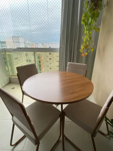 Mesa com 4 cadeiras