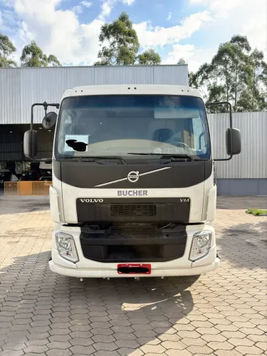 VOLVO VM 220 4X2R 2014