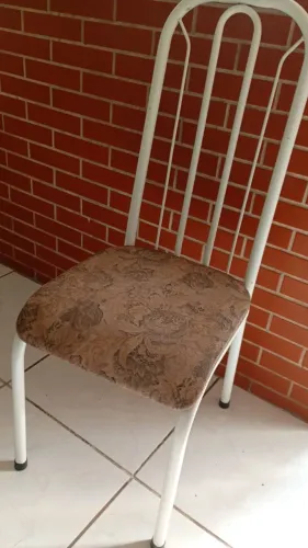 Mesa de mármore com duas cadeiras