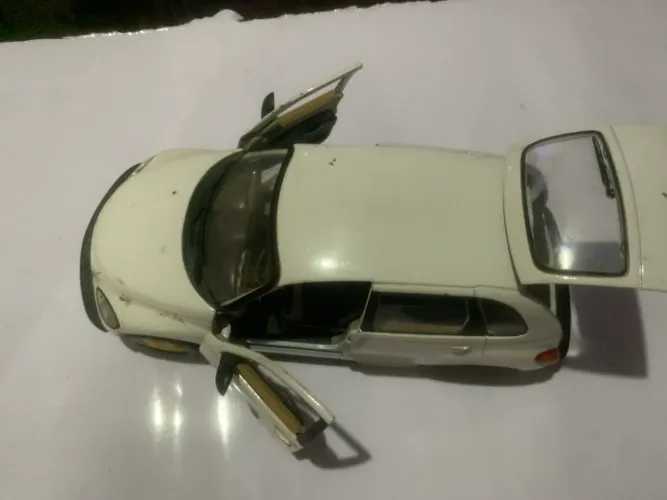 1:18 um Chrysler PT Cruiser sem pneu traziro