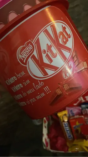 Cesta de chocolate e guloseimas para o dia dos namorados