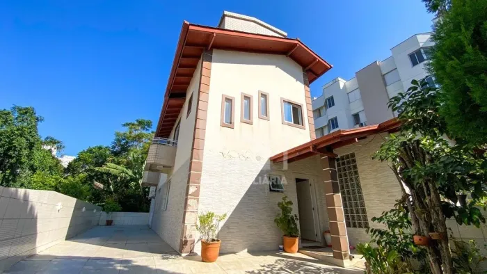 Casa de 6 dormitórios à venda na Carvoeira