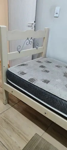 Cama e colchão solteiro