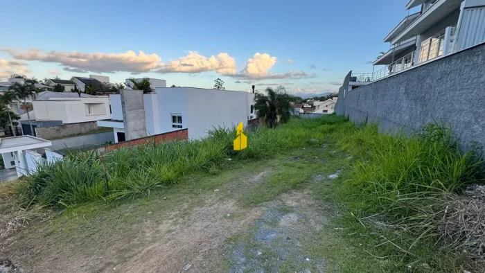 Belíssimo terreno em loteamento de alto padrão