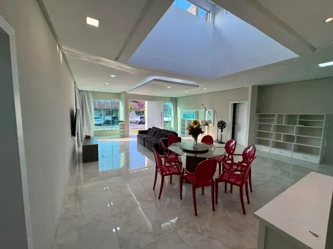 Casa de alto padrão com 4 suítes e piscina | Residencial Castanheira