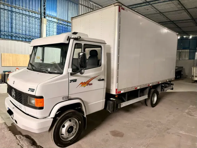 Caminhão Mercedes 710, baú
