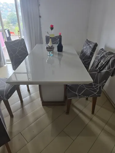 Mesa de tampo de vidro e 6 cadeiras