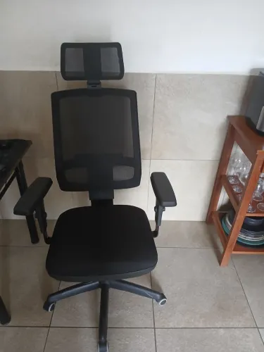 Cadeira ergonômica 1 ano de uso, bem conservada. Contém ajustes de inclinação 