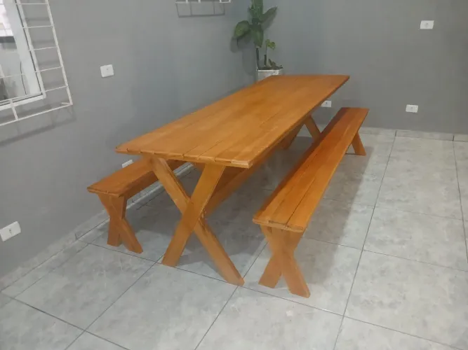 Mesa com bancos em eucalipto 