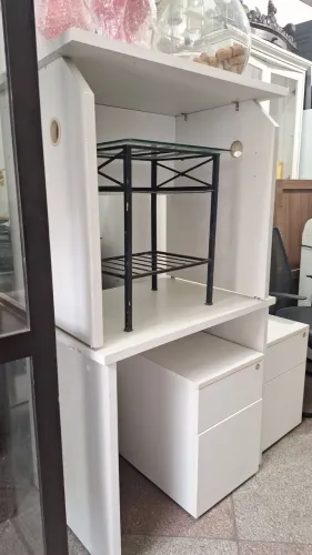 Mesa para escritório em ótimo estado. Medidas: 80 × 55. <br>Va