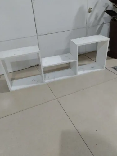 Prateleira óculos suspensa, ideal para quarto de criança. 