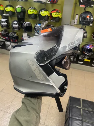 um capacete de motocicleta escamoteável X11 modelo Turner