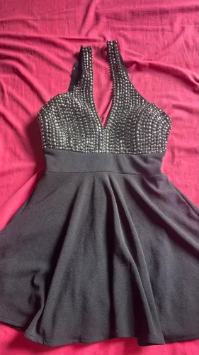 vestido preto com tachas M