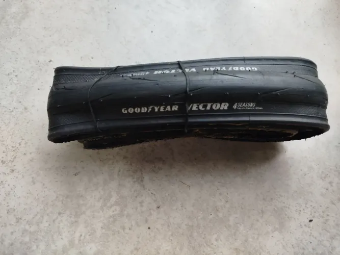 Pneu Goodyear Vector 700x25 Tubelles, sem marca de uso
