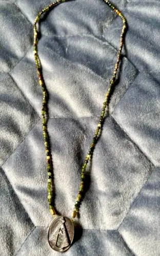 Pingente nossa senhora aparecida madrepérola negra em ouro 18k , com quartzo natural
