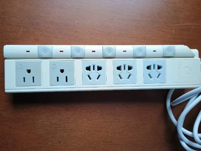 Régua com botões individuais 5 saídas