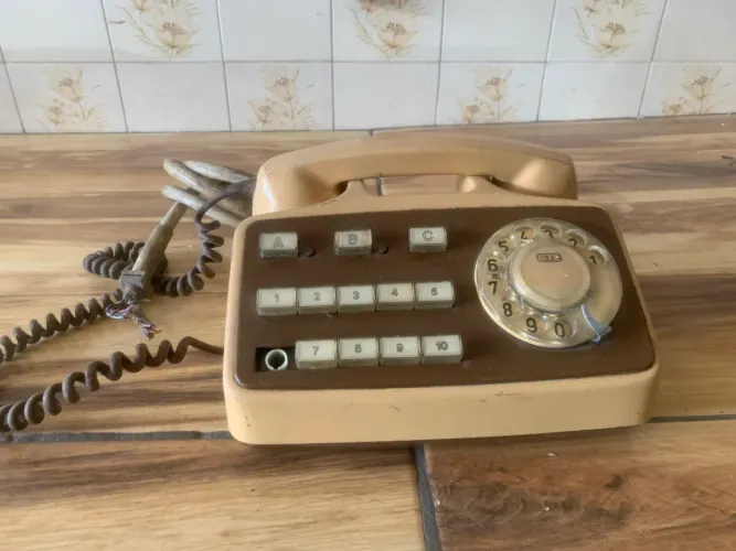 telefone antigo de mesa com sistema PABX da marca GTE