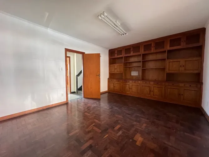 Sobrado à venda com 272m², 3 quartos e 2 vagas